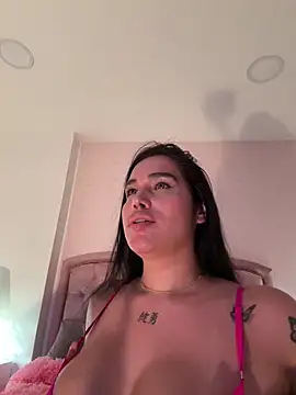 Bella  Wood online show from October 5, 2025, 6:06 pm