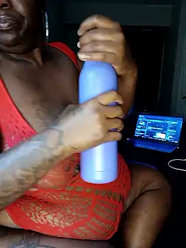 Snapshot of Thickkemzz41 chatting on November 5, 2025, 12:32 am Thickkemzz41 online show from November 5, 2025, 12:32 am