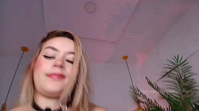 Snapshot of Mariee_rosee chatting on July 13, 2026, 9:39 pm Mariee rosee online show from July 13, 2026, 9:39 pm