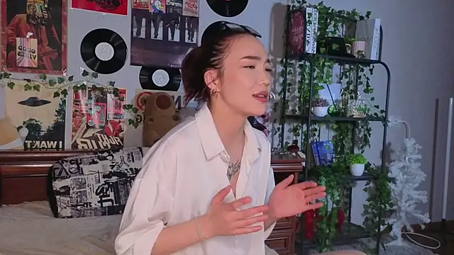 OdetteBiddy online show from November 8, 2025, 8:29 pm