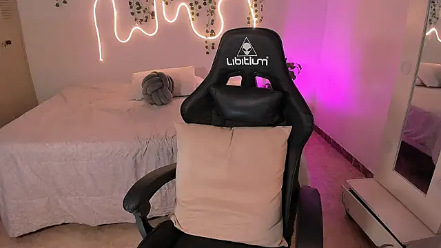 sara doll77 online show from December 1, 2025, 11:43 pm