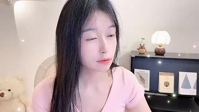 Onechestnut online show from November 12, 2025, 10:48 am