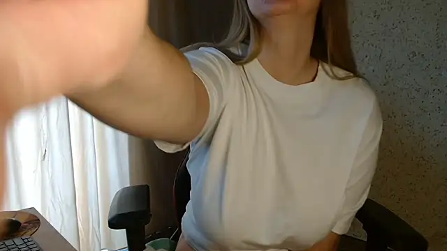 Miaxfox online show from March 12, 2026, 3:45 am