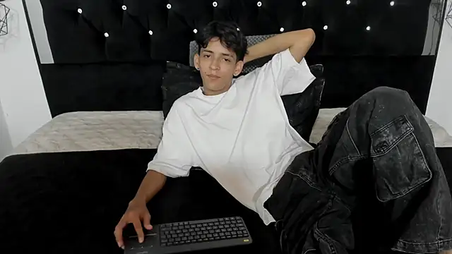 Sebas cat online show from February 2, 2026, 3:38 am