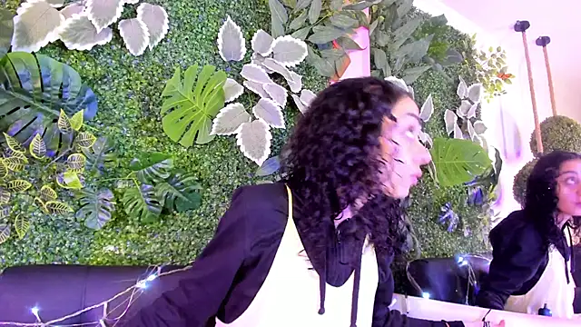 CurlyWeeds online show from October 8, 2025, 8:39 pm