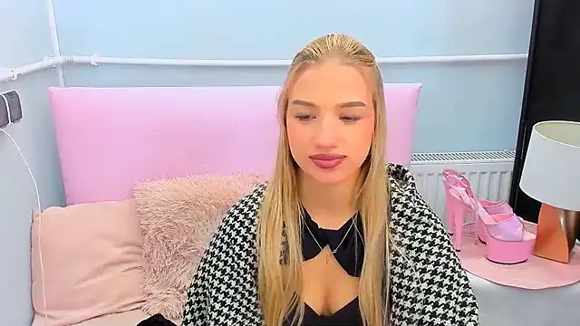 EvetteRose online show from October 25, 2025, 2:56 pm