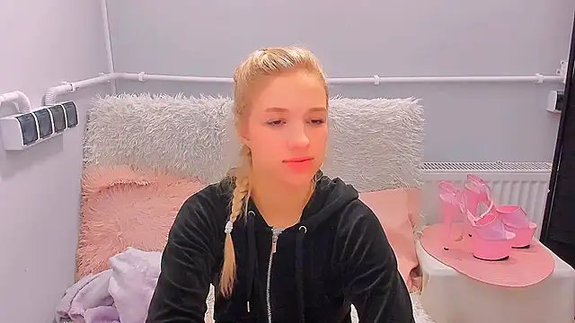 EvetteRose online show from March 28, 2026, 6:18 pm