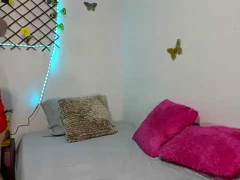 Snapshot of TamiDesire chatting on October 13, 2025, 8:42 pm TamiDesire online show from October 13, 2025, 8:42 pm