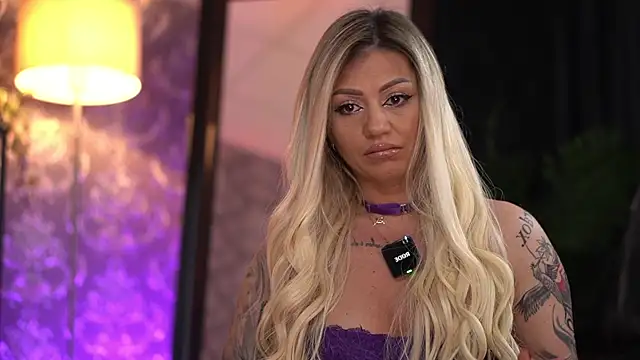 AlmaVelia online show from December 14, 2025, 10:47 pm