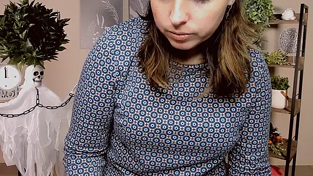 MartaEdams online show from November 4, 2025, 6:12 am