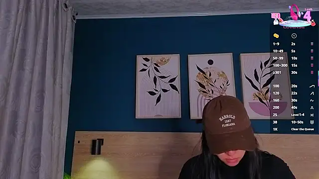 SarahMiler  online show from October 8, 2025, 11:52 am