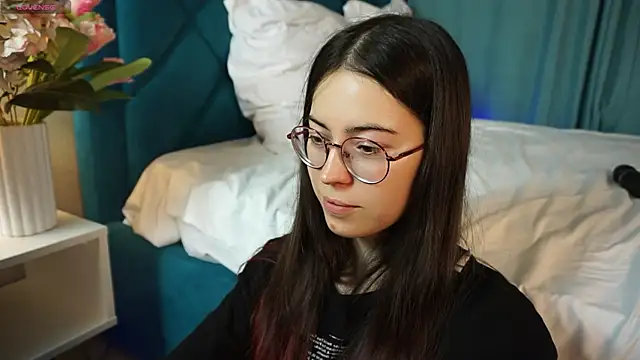 ywixos online show from December 18, 2025, 2:34 pm