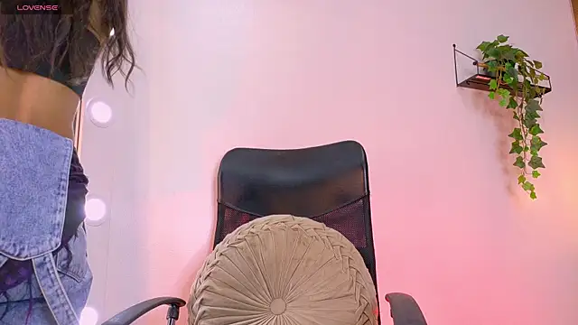 TiffValentinee  online show from October 31, 2025, 5:58 pm