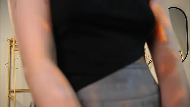 MoiraEger online show from December 5, 2025, 4:47 pm