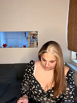 Katherine Leyla online show from November 26, 2025, 9:21 am