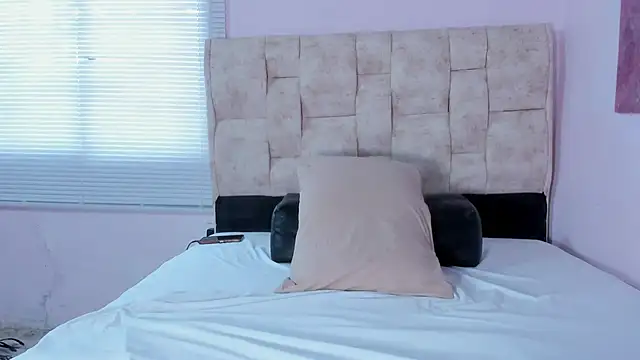 kethe love  online show from April 4, 2026, 9:01 pm