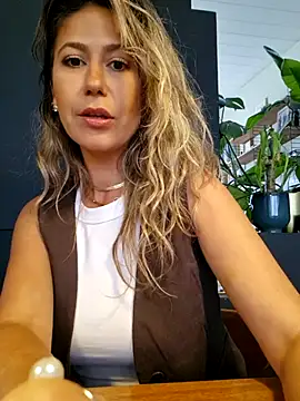 Snapshot of CelynaRoss chatting on July 17, 2026, 7:19 pm CelynaRoss online show from July 17, 2026, 7:19 pm