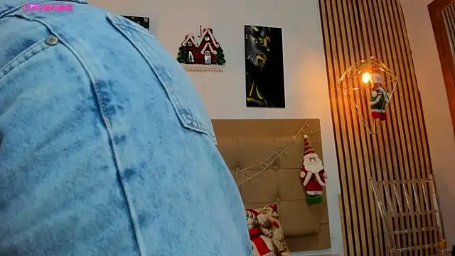 alesziarose online show from December 1, 2025, 7:19 pm