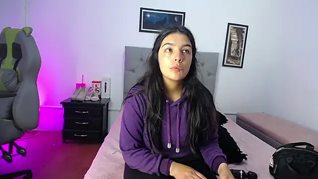 Snapshot of Esmeraldaa- chatting on October 18, 2025, 4:59 am Esmeraldaa- online show from October 18, 2025, 4:59 am