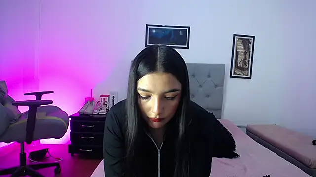 Snapshot of Esmeraldaa- chatting on October 19, 2025, 4:46 am Esmeraldaa- online show from October 19, 2025, 4:46 am