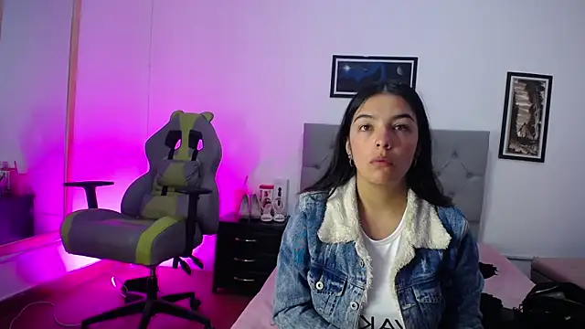 Snapshot of Esmeraldaa- chatting on October 22, 2025, 4:24 am Esmeraldaa- online show from October 22, 2025, 4:24 am