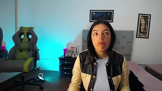 Snapshot of Esmeraldaa- chatting on October 23, 2025, 4:01 am Esmeraldaa- online show from October 23, 2025, 4:01 am