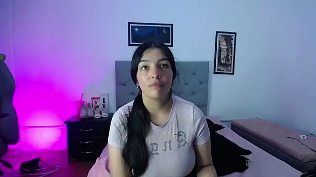 Snapshot of Esmeraldaa- chatting on October 24, 2025, 4:20 am Esmeraldaa- online show from October 24, 2025, 4:20 am