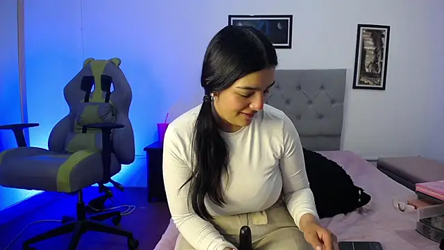 Snapshot of Esmeraldaa- chatting on October 25, 2025, 4:20 am Esmeraldaa- online show from October 25, 2025, 4:20 am