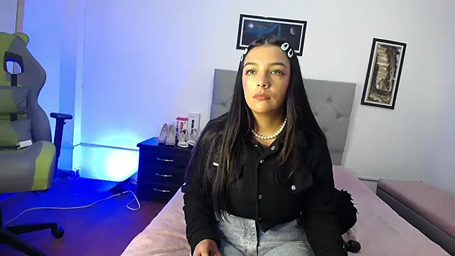 Snapshot of Esmeraldaa- chatting on October 27, 2025, 4:27 am Esmeraldaa- online show from October 27, 2025, 4:27 am