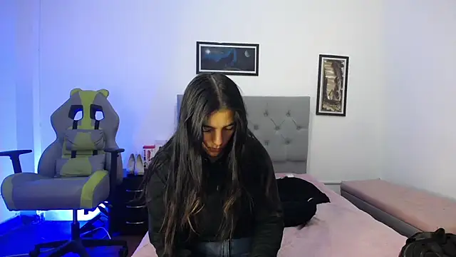 Snapshot of Esmeraldaa- chatting on October 28, 2025, 5:00 am Esmeraldaa- online show from October 28, 2025, 5:00 am