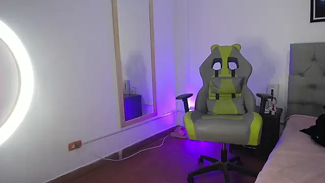 Snapshot of Esmeraldaa- chatting on October 31, 2025, 3:51 am Esmeraldaa- online show from October 31, 2025, 3:51 am