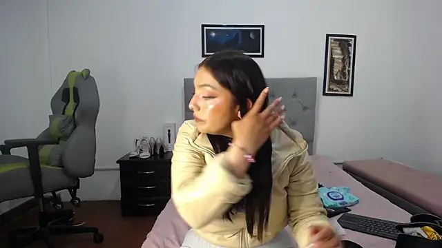 Snapshot of Esmeraldaa- chatting on November 11, 2025, 4:01 am Esmeraldaa- online show from November 11, 2025, 4:01 am