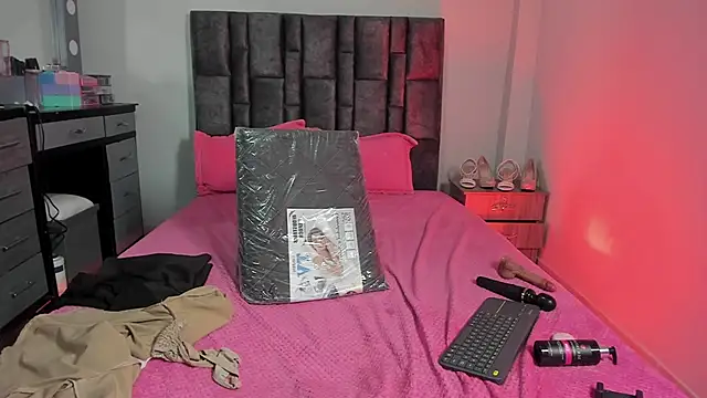 Snapshot of Esmeraldaa- chatting on November 24, 2025, 11:21 am Esmeraldaa- online show from November 24, 2025, 11:21 am