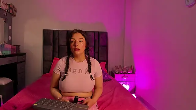 Snapshot of Esmeraldaa- chatting on November 26, 2025, 9:10 am Esmeraldaa- online show from November 26, 2025, 9:10 am