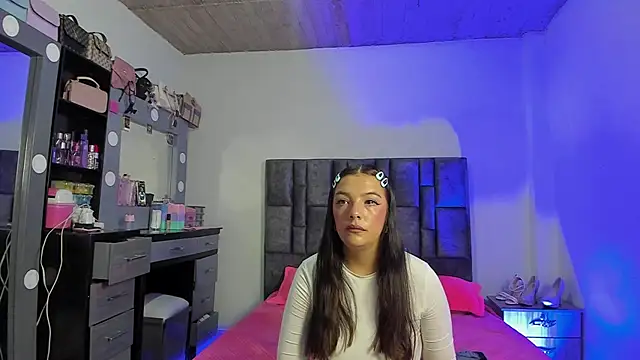 Snapshot of Esmeraldaa- chatting on December 1, 2025, 5:12 am Esmeraldaa- online show from December 1, 2025, 5:12 am