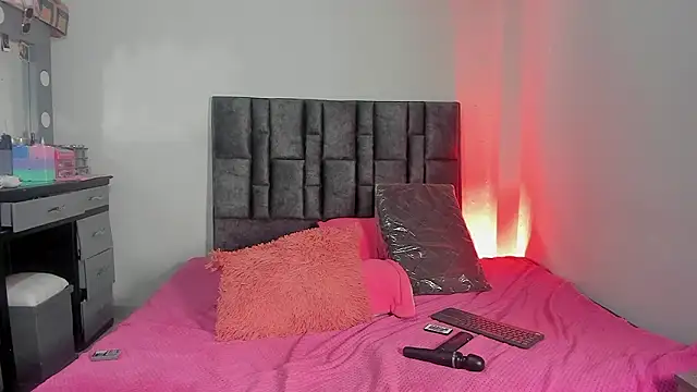 Esmeraldaa- online show from February 7, 2026, 6:17 am