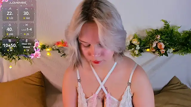 girlllsooft online show from September 26, 2025, 4:22 pm