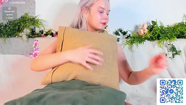 girlllsooft online show from October 9, 2025, 6:17 pm