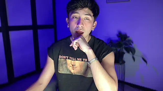 sweettaaron01 online show from April 26, 2026, 12:41 am
