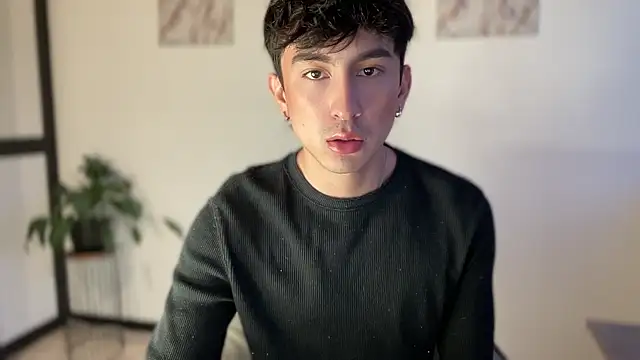 sweettaaron01 online show from April 26, 2026, 11:13 pm