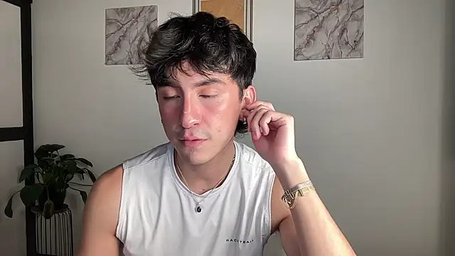 sweettaaron01 online show from May 6, 2026, 1:14 am