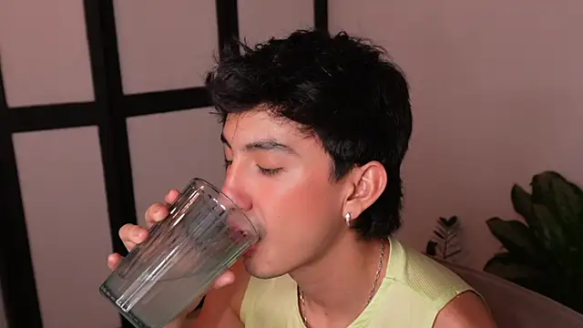 Snapshot of sweettaaron01 chatting on June 17, 2026, 12:24 am sweettaaron01 online show from June 17, 2026, 12:24 am