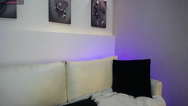 Snapshot of VeronicaBlake chatting on April 10, 2026, 12:54 pm VeronicaBlake online show from April 10, 2026, 12:54 pm