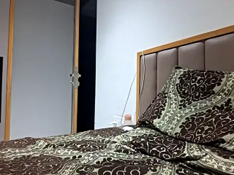 Snapshot of Vince-18 chatting on October 31, 2025, 12:39 pm Vince-18 online show from October 31, 2025, 12:39 pm