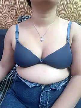 Iampriyaaa15 online show from November 29, 2025, 7:33 am