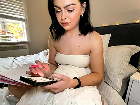 FrancescaXO online show from November 3, 2025, 2:40 pm