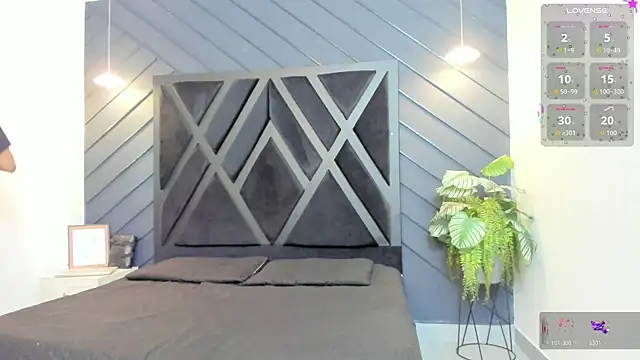 zoe martins  online show from September 15, 2025, 5:13 pm