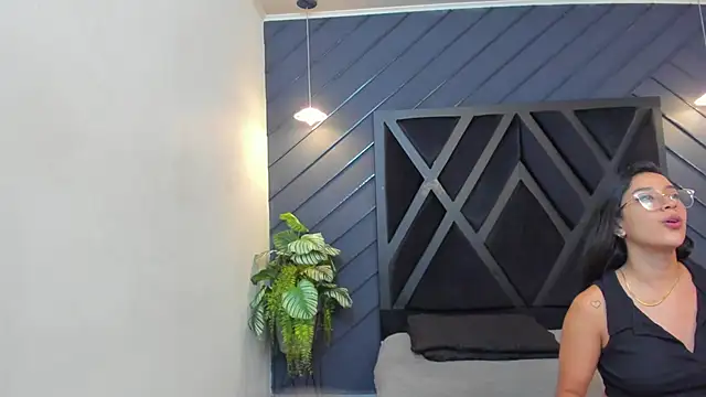 zoe martins  online show from September 18, 2025, 5:15 pm