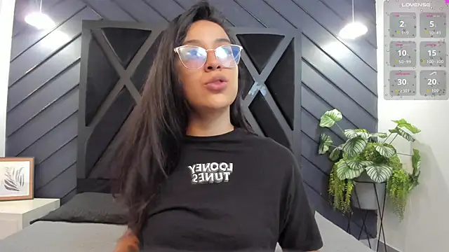 zoe martins  online show from September 22, 2025, 5:26 pm