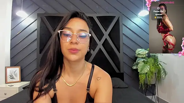 zoe martins  online show from November 28, 2025, 5:26 pm